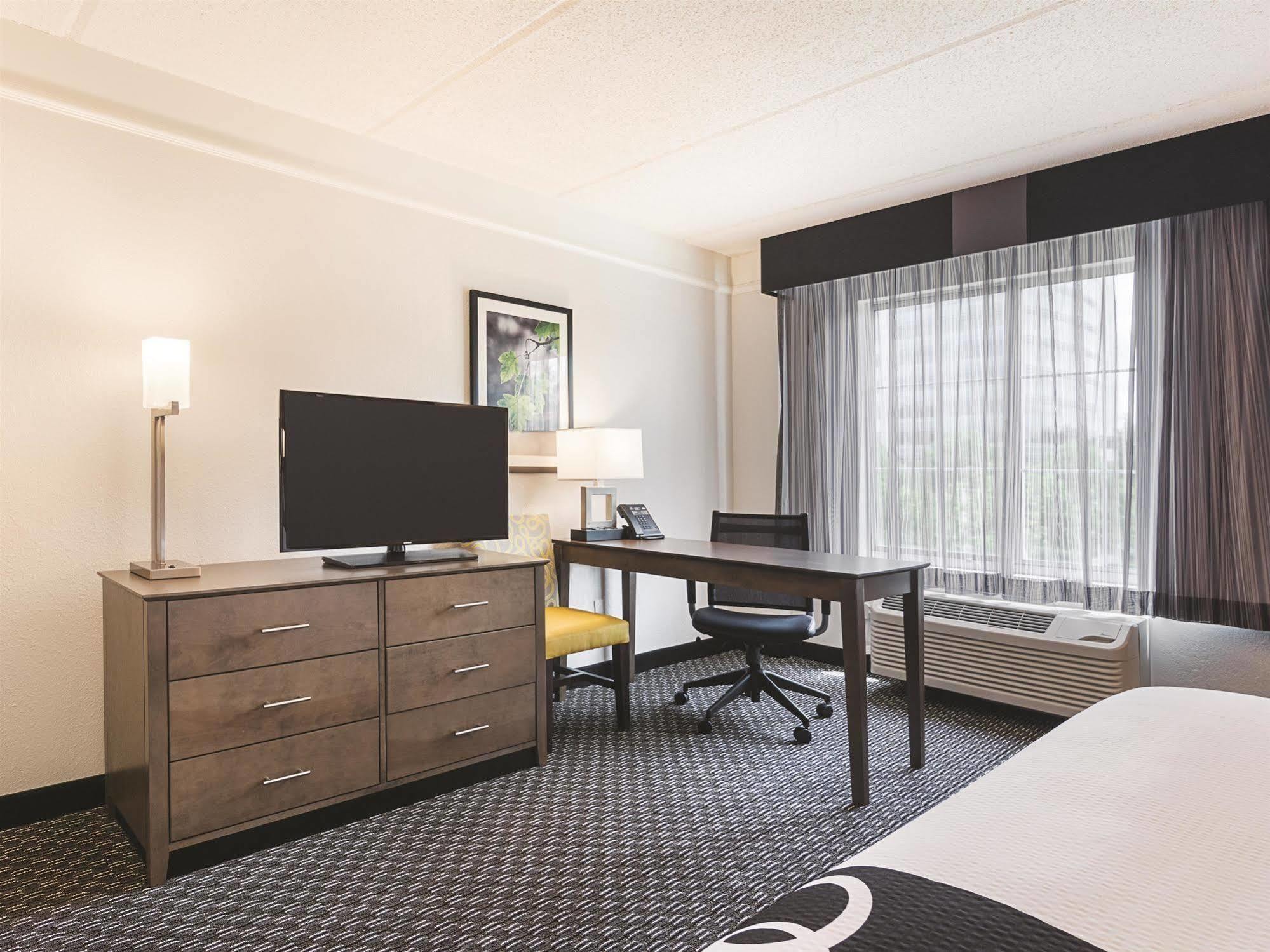 La Quinta By Wyndham Atlanta Perimeter Medical Hotel Sandy Springs Exterior photo